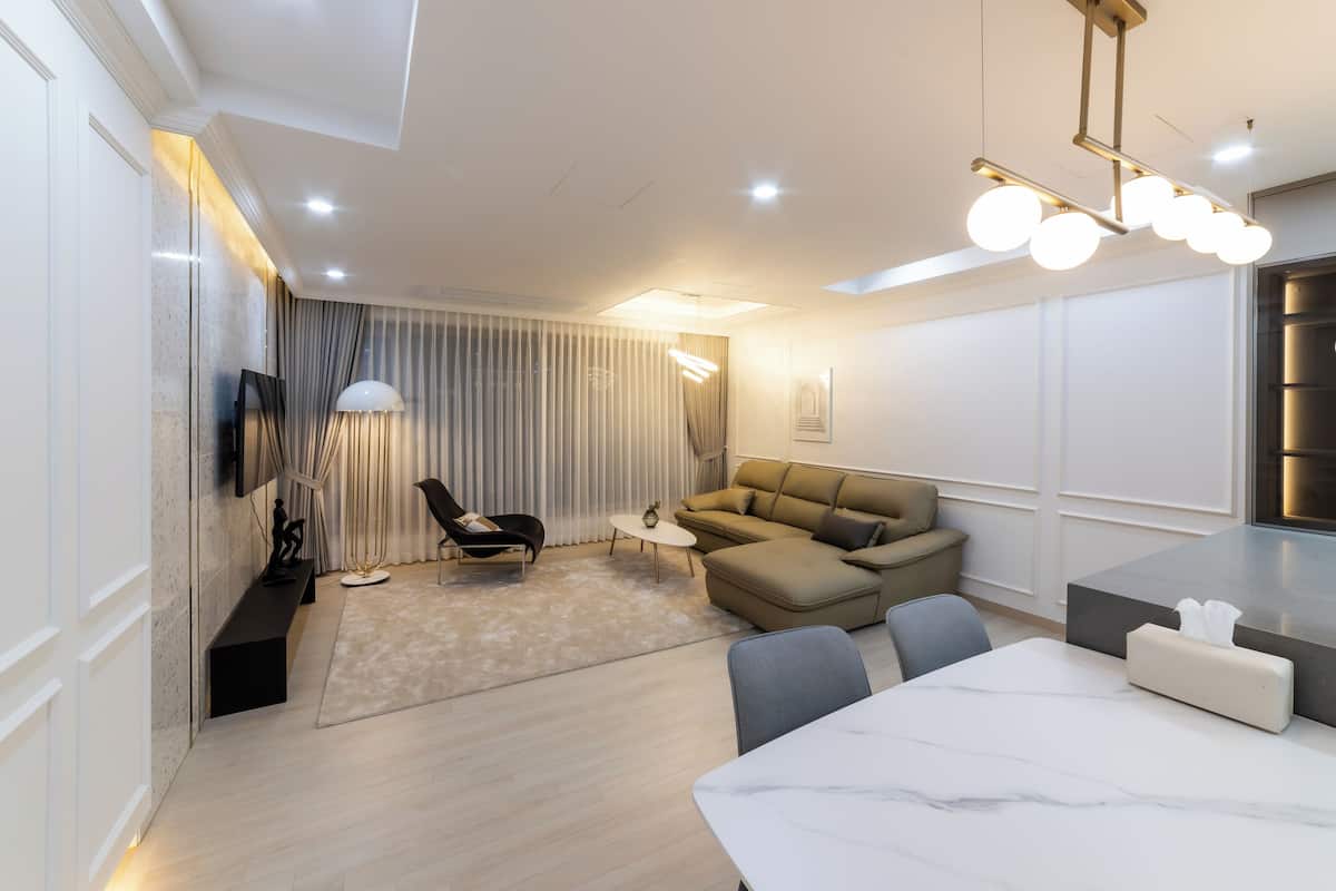 Quarto quádruplo conforto, vista para a montanha | Área de estar | TV de tela plana 50 polegadas com canais a cabo, pisos aquecidos