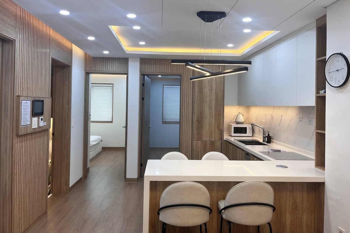 Quarto casal básico, vista para o jardim | Cozinha privada | Geladeira, micro-ondas, cooktop, talheres/pratos/utensílios de cozinha