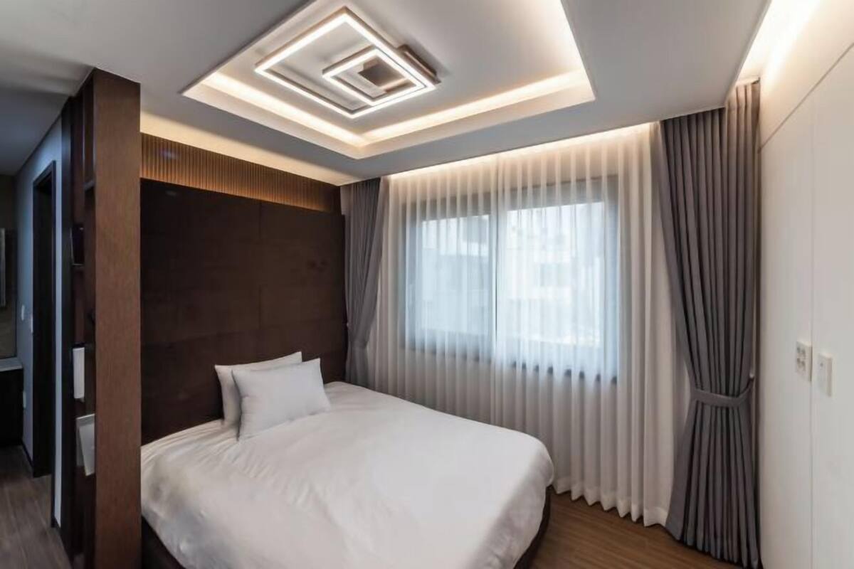 Individually decorated, soundproofing, free WiFi, bed sheets