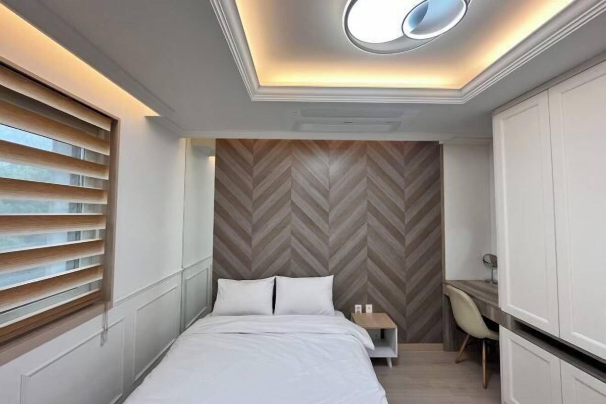Soundproofing, WiFi (free), individually decorated, bed sheets