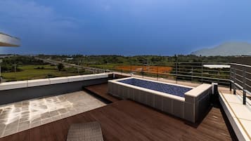 9 outdoor pools