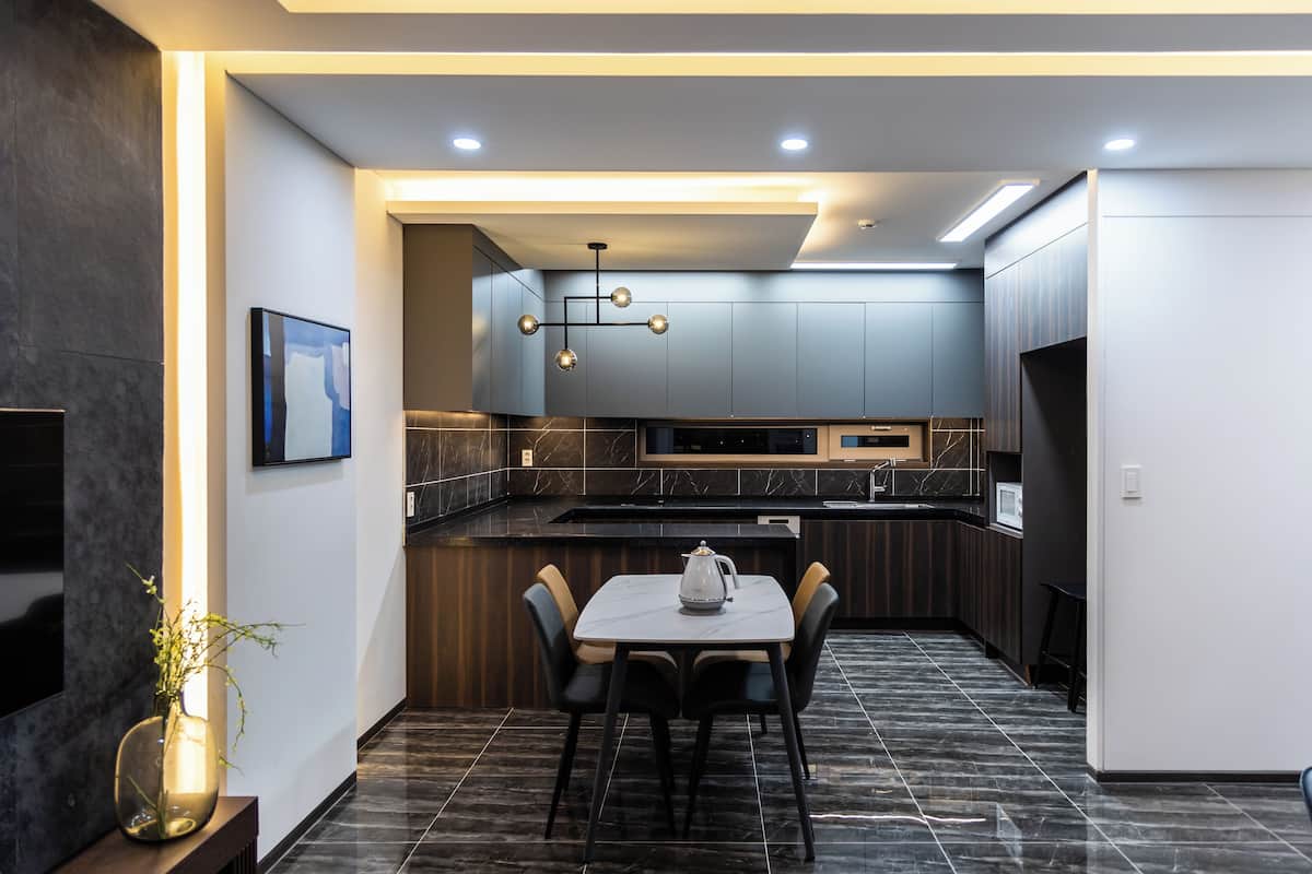 Quarto triplo superior, vista para o resort | Cozinha privada | Geladeira, micro-ondas, cooktop, talheres/pratos/utensílios de cozinha