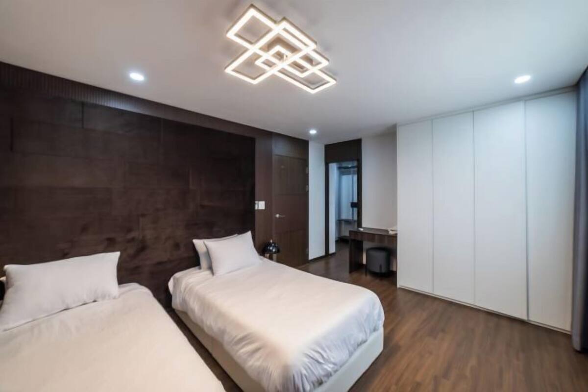 Soundproofing, WiFi (free), individually decorated, bed sheets