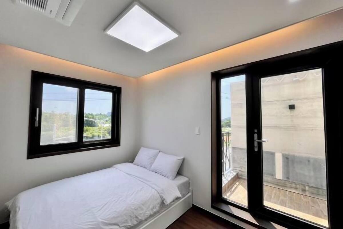 Individually decorated, soundproofing, free WiFi, bed sheets