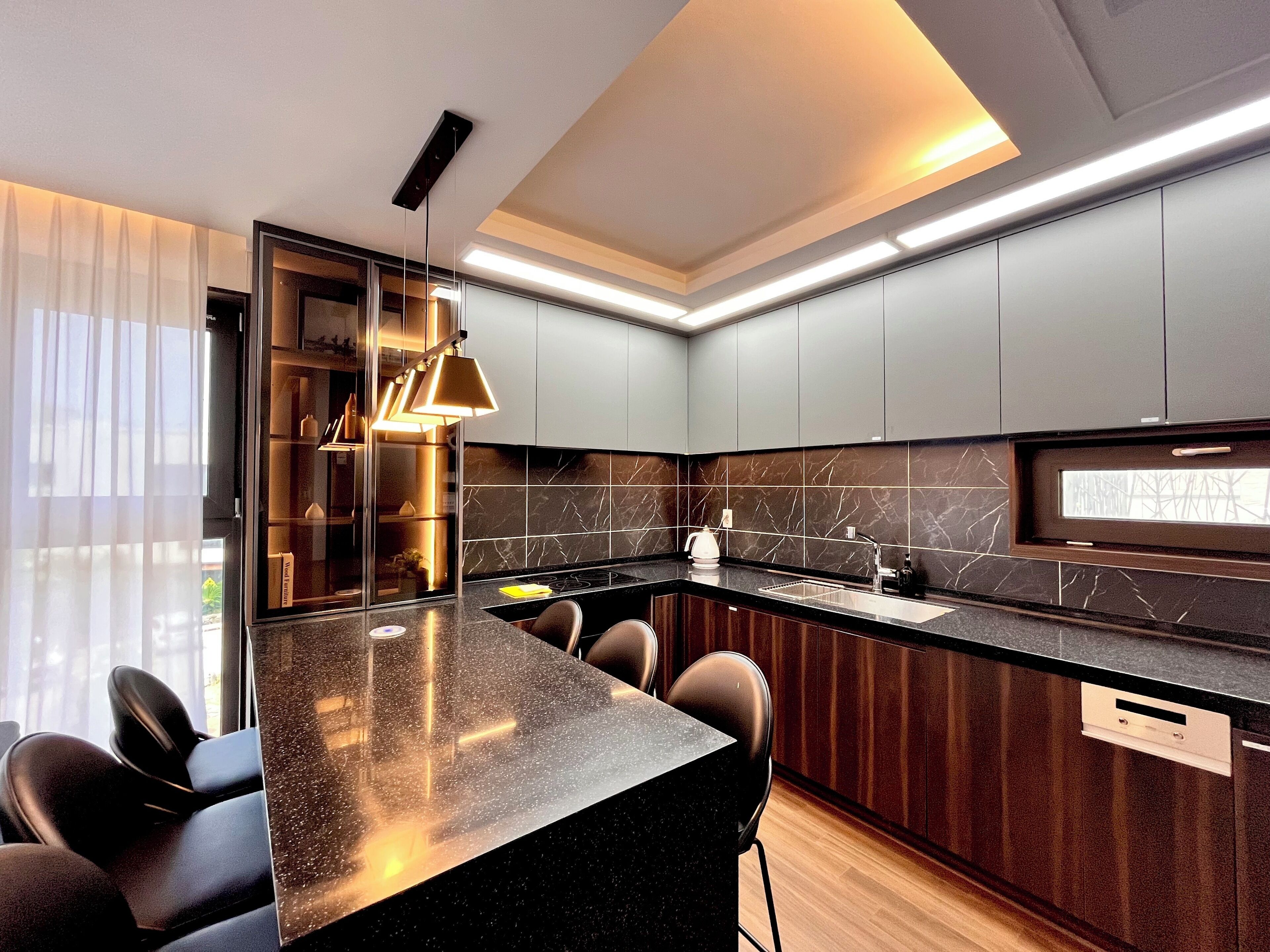 Kamar Quadruple Keluarga, pemandangan gunung | Dapur pribadi | Lemari es, microwave, kompor, dan peralatan masak/sendok-piring