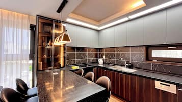 Habitaciรณn cuรกdruple familiar, vista a la montaรฑa | Cocina privada | Refrigerador, microondas, parrilla de estufa y utensilios de cocina