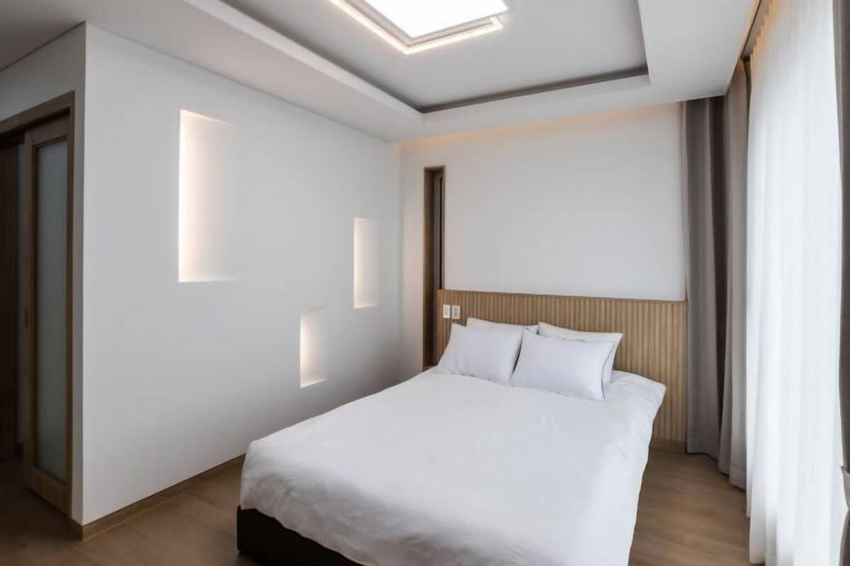 Individually decorated, soundproofing, free WiFi, bed sheets