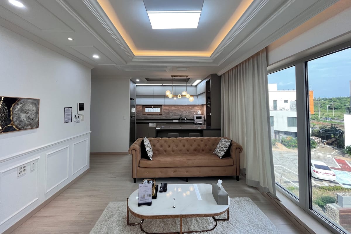 Quarto quádruplo econômico, vista para a colina | Área de estar | TV de tela plana 50 polegadas com canais a cabo, pisos aquecidos