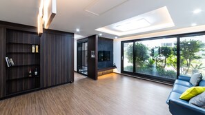 F Dong 101 Ho (60 Ping) | Living area | 50-inch flat-screen TV with cable channels, heated floors - Hermen House in Jeju (Seogwipo)