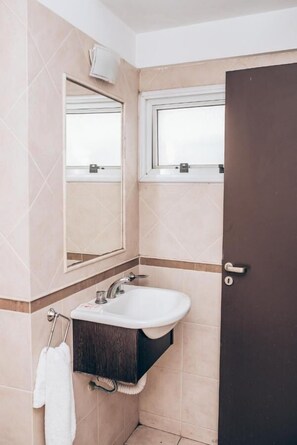 Bañera, secador de pelo, toallas, jabón