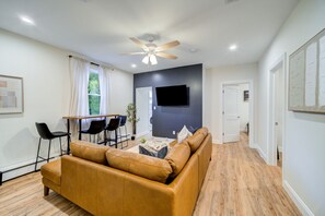 Smart TV - Sleek Escape: Modern 3 BR- 4 Min from West Point ! (Highland Falls)