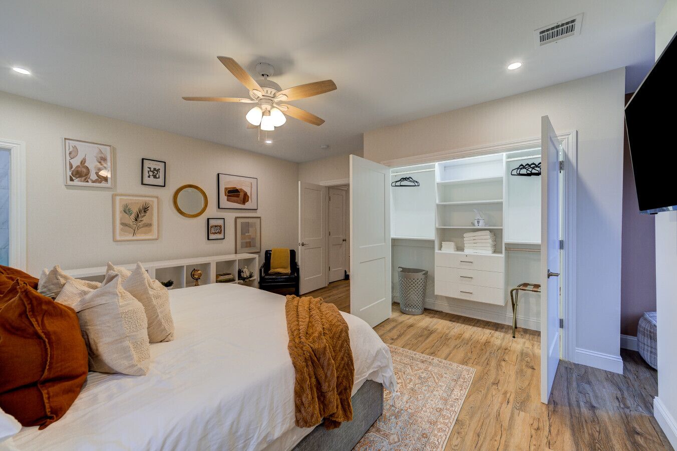 3 camere, una scrivania, ferro/asse da stiro, Wi-Fi gratuito