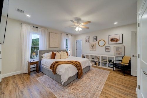 Sleek Escape: Modern 3 BR- 4 Min from West Point !