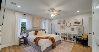 Sleek Escape: Modern 3 BR- 4 Min from West Point !