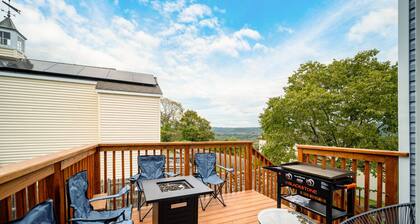 Sleek Escape: Modern 3 BR- 4 Min from West Point !