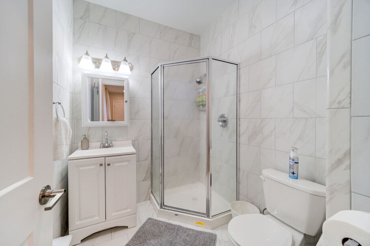 Een haardroger, handdoeken