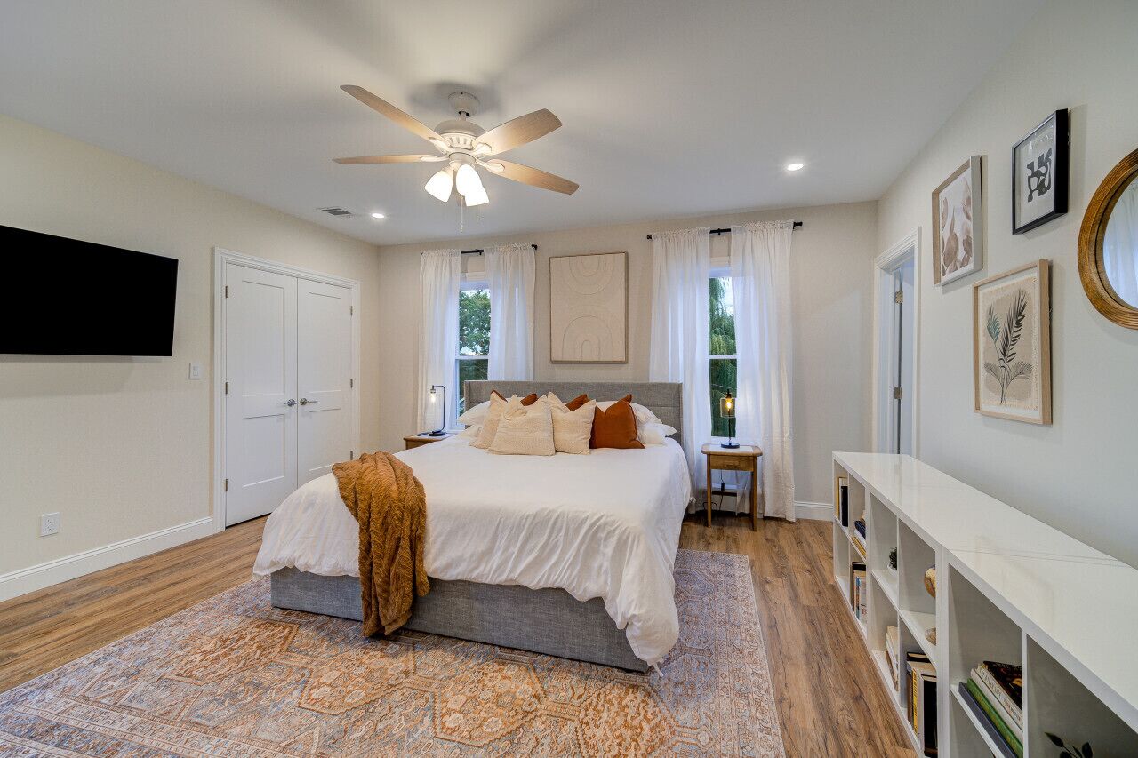 6 bedrooms, desk, iron/ironing board, WiFi