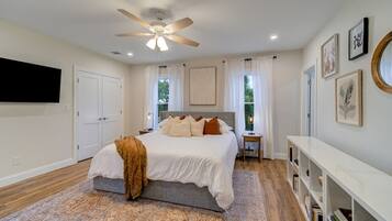 6 bedrooms, desk, iron/ironing board, WiFi