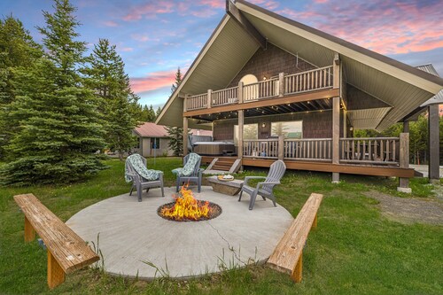 KABINO: New! Hot Tub FirePit Foosball Fireplace WiFi Grill