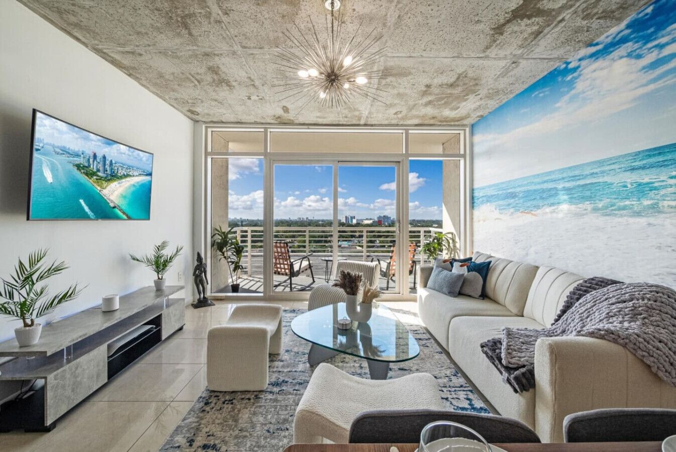 Smart-TV, Tischtennisplatte, Bücher, Stereoanlage