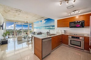 ثلاجة، ميكروويف، فرن، موقد طهي مسطح