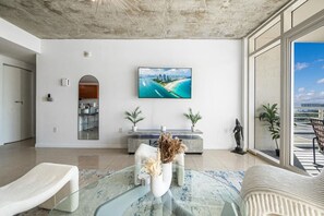 Smart TV, ping pong, books, stereo - Luxe Bliss Paradise with Rooftop Pool|Gym|BBQ (Miami)