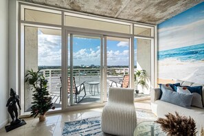 Smart TV, ping pong, books, stereo