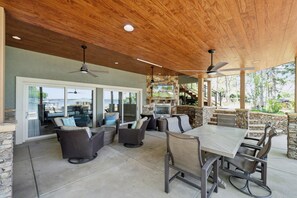 Outdoor dining - Lakeshore Lookout - Amazing Long Range Views, Pool, Hot Tub, Fire Pit, Theatre Room and much more! (Mooresville)