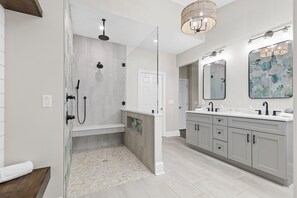 Shower, hair dryer, towels - Lakeshore Lookout - Amazing Long Range Views, Pool, Hot Tub, Fire Pit, Theatre Room and much more! (Mooresville)