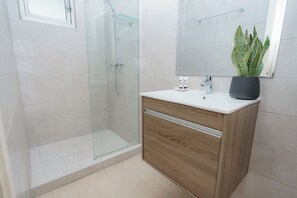 Hair dryer, soap, shampoo - Luxury 2BR Cityview apt, parking and balcony (Panamá)