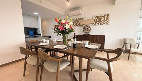 Dining - Luxury 2BR Cityview apt, parking and balcony (Panamá)
