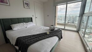 3 bedrooms, iron/ironing board, WiFi, bed sheets