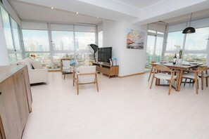 TV - Luxury 2BR Cityview apt, parking and balcony (Panamá)