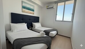 3 habitaciones, tabla de planchar con plancha, wifi y ropa de cama 