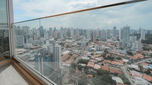 Vista panorámica de la ciudad desde un edificio alto, con numerosos rascacielos y una combinación de edificios residenciales y comerciales.