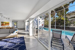 A heated pool - Stunning Home minutes to beach! (Sanibel)