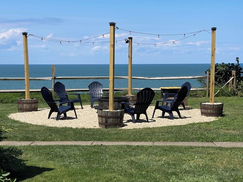 Lakefront Escape on Erie’s Edge | 20 minutes to Presque Isle | Pet Friendly!

