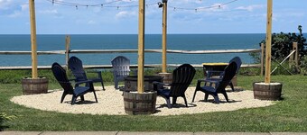 Lakefront Escape on Erie’s Edge | 20 minutes to Presque Isle | Pet Friendly!

