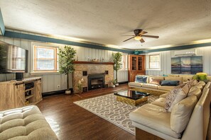 TV, fireplace - Lakefront Escape on Erie’s Edge | 20 minutes to Presque Isle | Pet Friendly!
(Lake City)