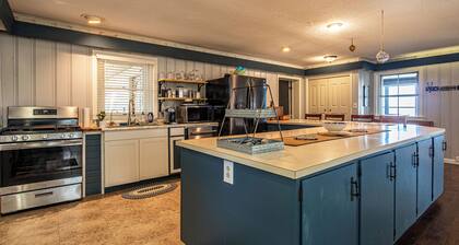 Lakefront Escape on Erieâs Edge | 20 minutes to Presque Isle | Pet Friendly!