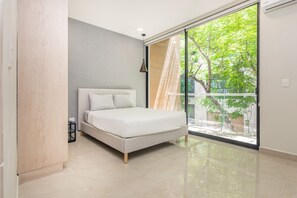 2 bedrooms, iron/ironing board, WiFi, bed sheets - Luxury 2BR with Balcony, Direct Access to 5th Ave (Playa del Carmen)