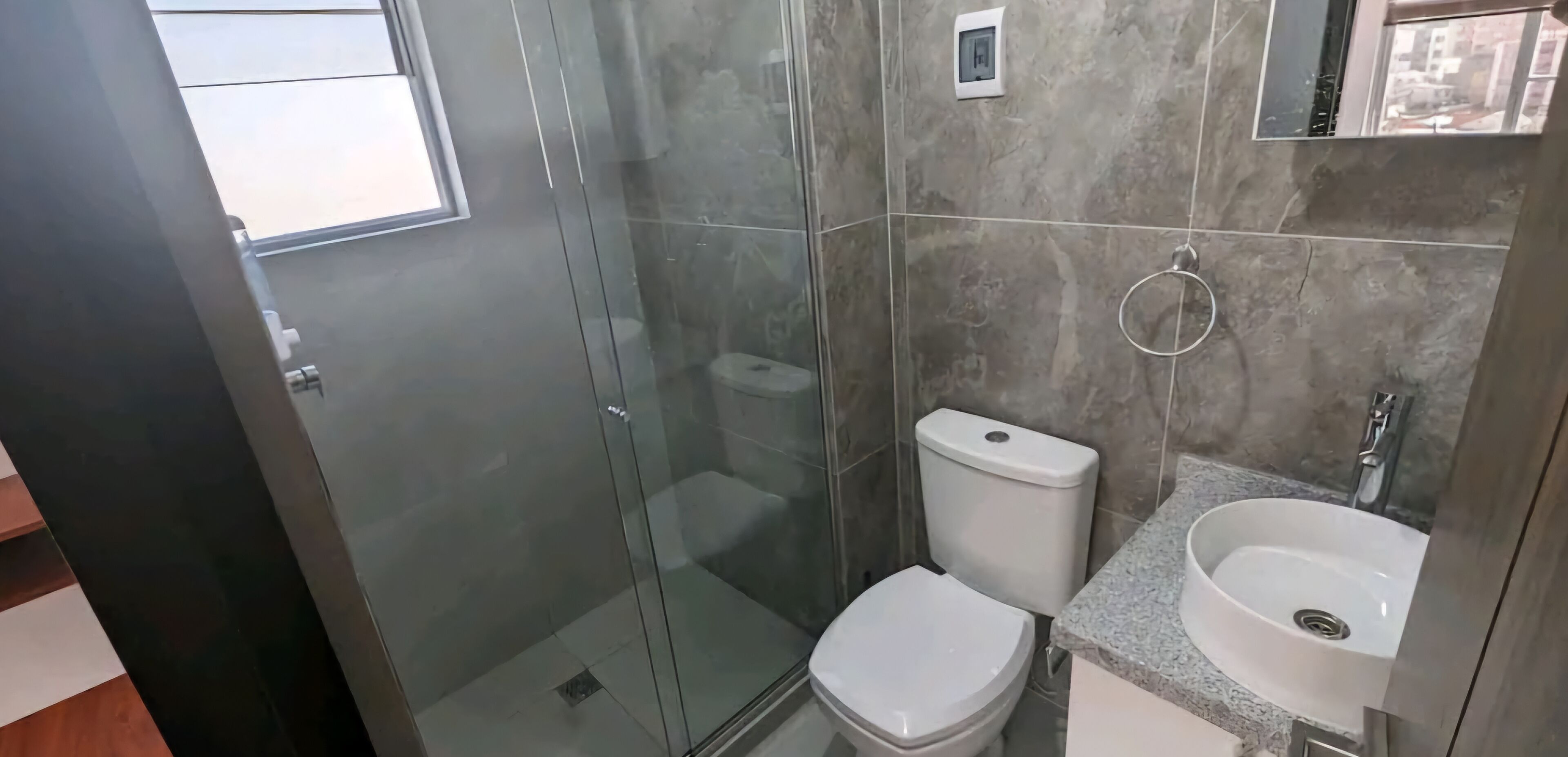 Haartrockner, Handtücher, Seife, Toilettenpapier