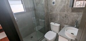 Sèche-cheveux, serviettes fournies, savon, papier toilette