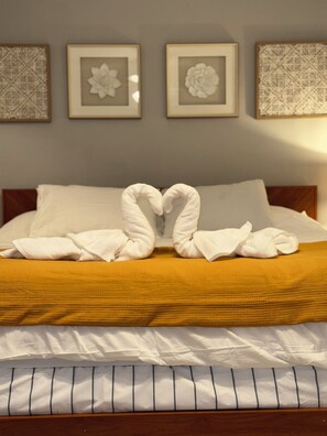 2 habitaciones, escritorio, tabla de planchar con plancha y wifi 