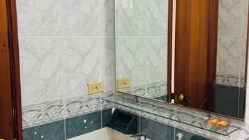 提供毛巾、番梘、廁紙