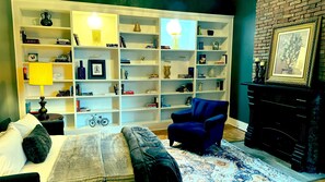 3 bedrooms, iron/ironing board, free WiFi, bed sheets - Walk to ACRISURE in 5 MINS! ~ The BEST Locale for NFL DRAFT + Free Private Park (Pittsburgh)