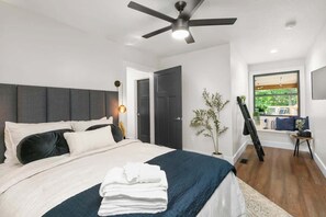 4 chambres, bureau, fer et planche à repasser, lit de bébé portatif