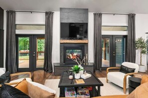 Smart TV, fireplace, video games, offices - Luxe Forest Home•2 mi. to Downtown•HotTub•FirePit (Asheville)