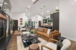 Smart-TV, Kamin, Videospiele, Tischtennisplatte