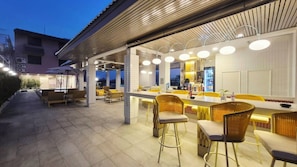 2 bares o lounges, 5 bares en la playa, bar junto a la alberca 